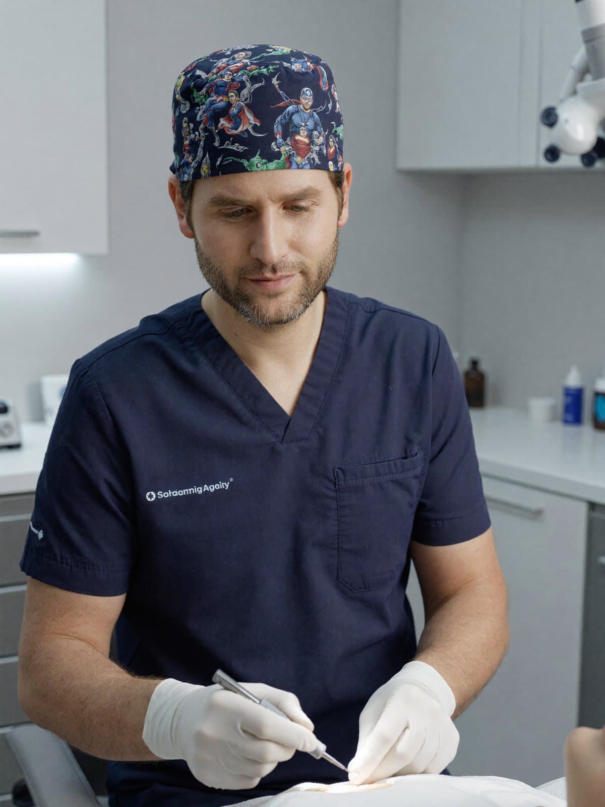 ד"ר קפלן מבצע פעולה כירורגית