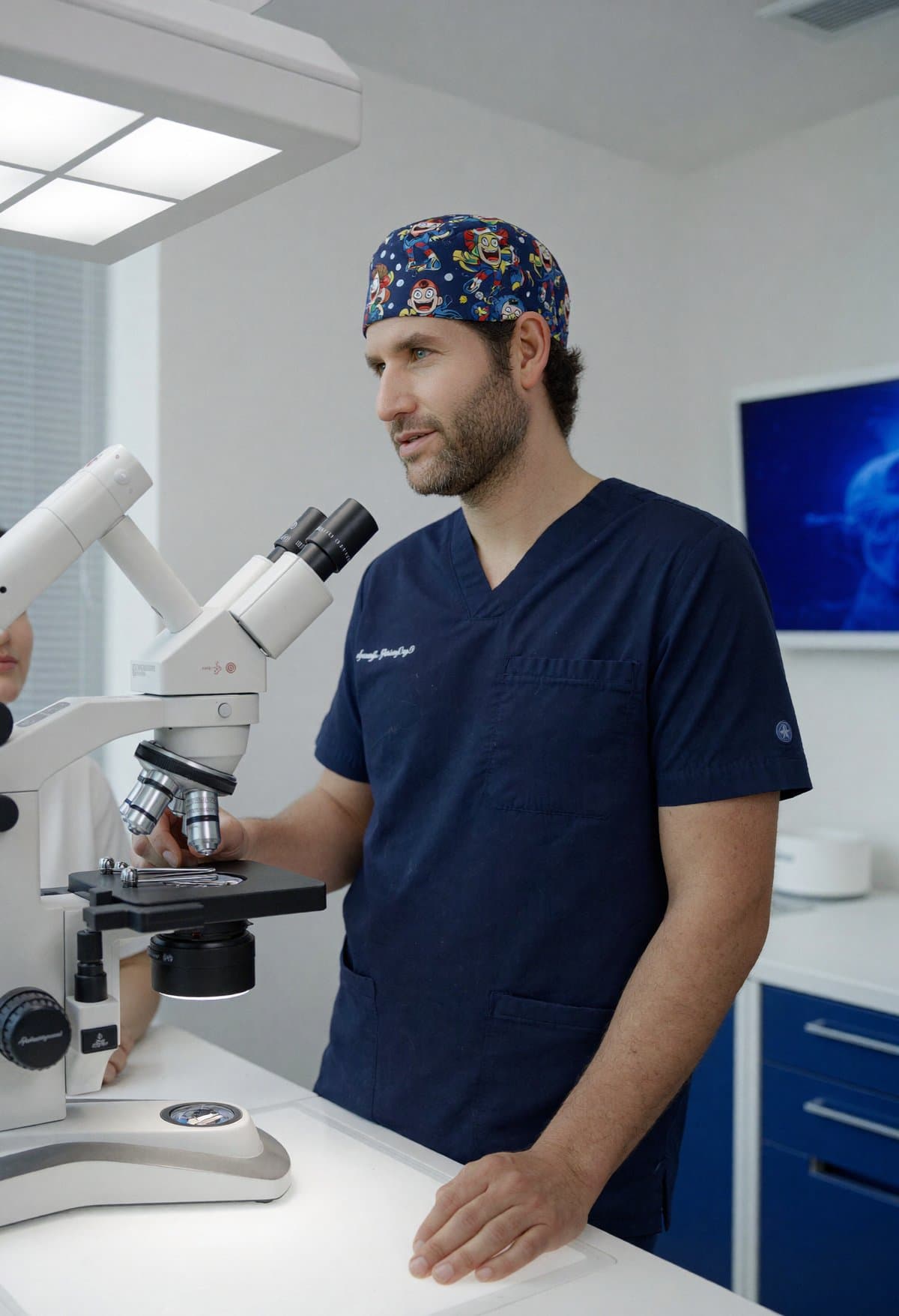 ד"ר קפלן ליד מיקרוסקופ - בדיקה פתולוגית